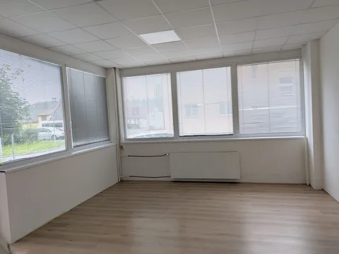 Obývací pokoj s velkou plochou oken