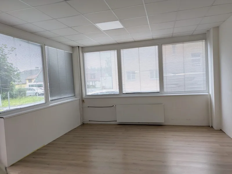 Obývací pokoj s velkou plochou oken