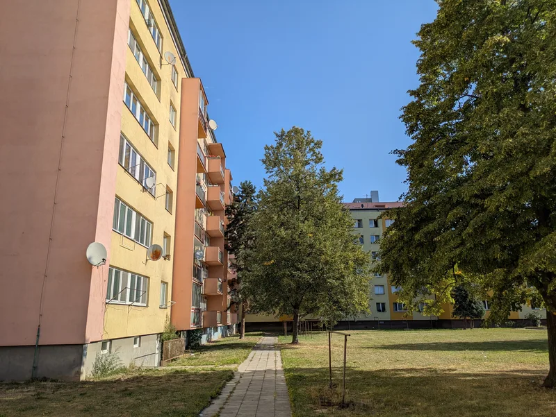 Panelový dům Edvarda Beneše 12 v Opavě-Kateřinkách – pohled zezadu
