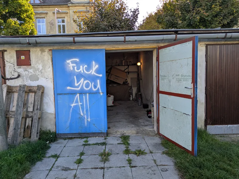 Garáž s otevřenými vraty na Veleslavínové ulici v Opavě