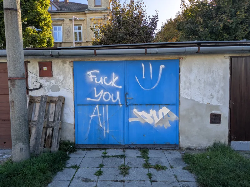 Vrata prodávané garáže na Veleslavínové ulici