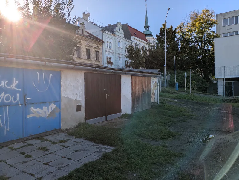 Pohled na garáže na Veleslavínové ulici v Opavě