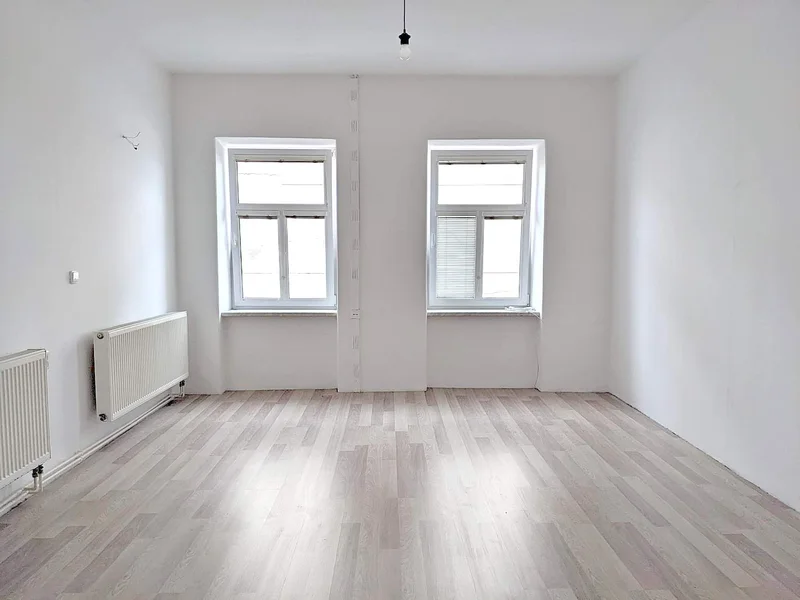 Pokoj s okny v bytě 1+1 na ulici Těšínská v Opavě