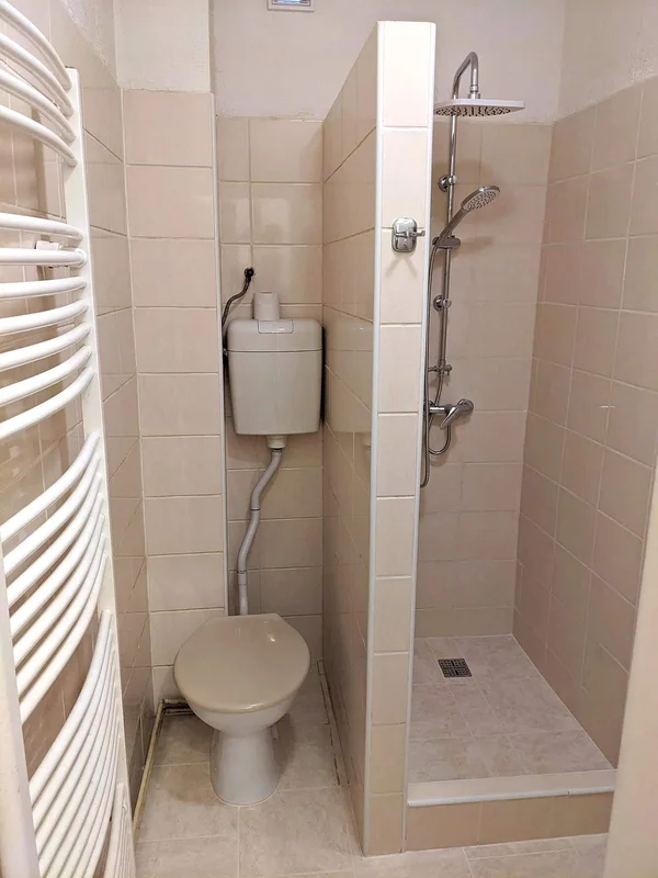 Sprchový kout a WC v bytě 1+1 na ulici Těšínská v Opavě