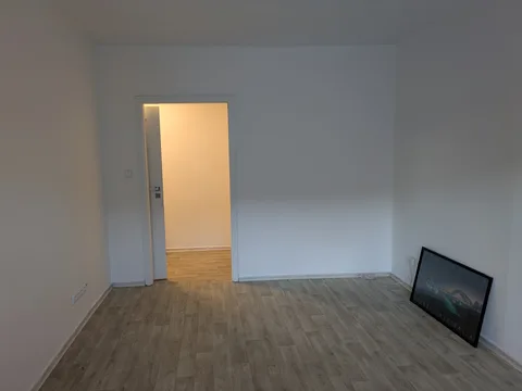 Pokoj se dveřmi do předsíně