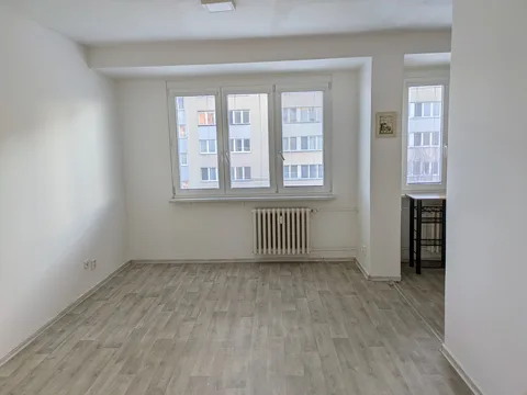 Pokoj bytu 1+kk – pohled k oknu