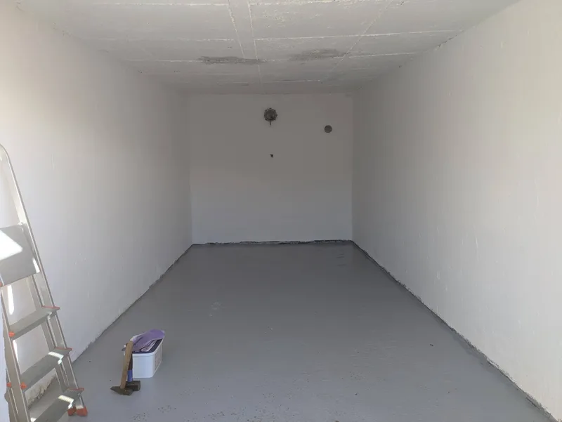 Interiér garáže k pronájmu na ulici Bochenkova v Opavě