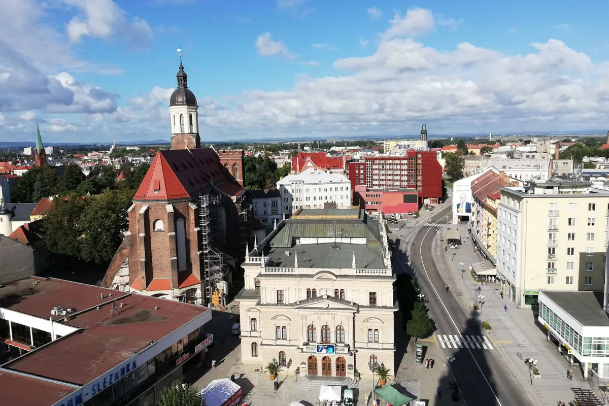 Pohled na centrum Opavy se Slezským divadlem a historickým kostelem